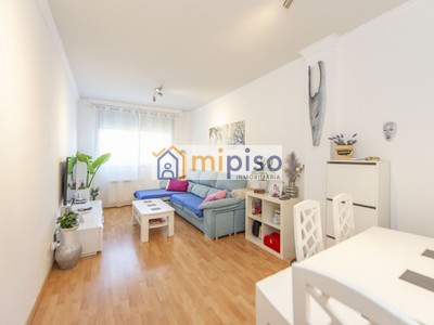 Piso en venta en Getafe, Buenavista, con 2 dormitorios, baño, plaza de garaje y trastero