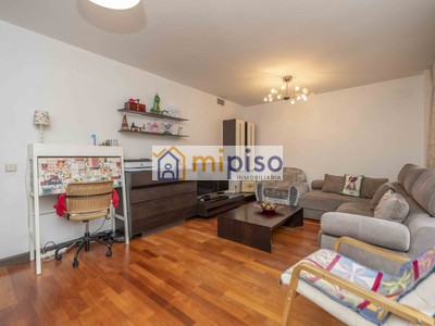 Piso en alquiler en Bercial, Getafe, con 3 dormitorios, 2 baños y 2 plazas de garaje