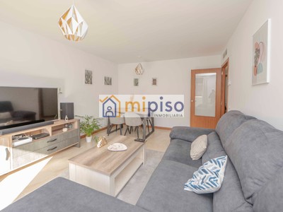 Piso en venta en Getafe, Los Molinos, con 3 dormitorios, 2 baños, 2 plazas de garaje, trastero y 2 terrazas