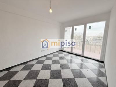 Piso en venta en Parla, Parla Centro, con 4 dormitorios, baño y terraza