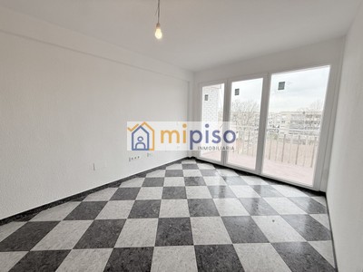 Piso en alquiler en Parla, Parla Centro, con 4 dormitorios, baño y terraza