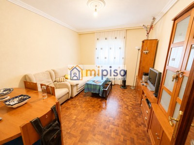Piso en venta en Pinto, con 3 dormitorios, baño, aseo y terraza