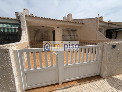 Bungalow en venta en San Javier, La Manga Del Mar Menor, con 2 dormitorios, baño y 2 terrazas