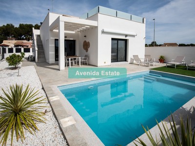 Chalet en venta en Pilar De La Horadada, Pinar De Campoverde, con 3 dormitorios, 2 baños, plaza de garaje y terraza