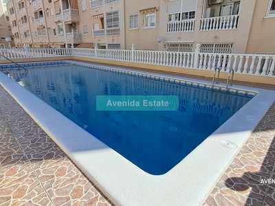 Piso en venta en Torrevieja, Centro, con 2 dormitorios, baño, plaza de garaje y terraza