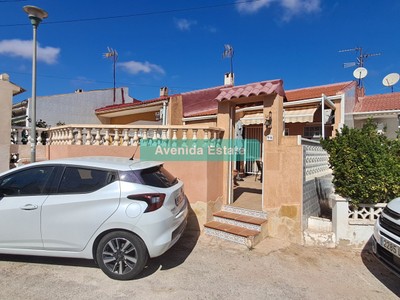 Bungalow en venta en Torrevieja, Torreta Iii, con 1 dormitorio, baño y terreno