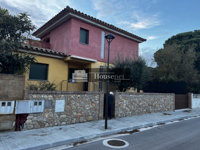 Pareado en venta en L’escala, con 4 dormitorios, 2 baños y aseo