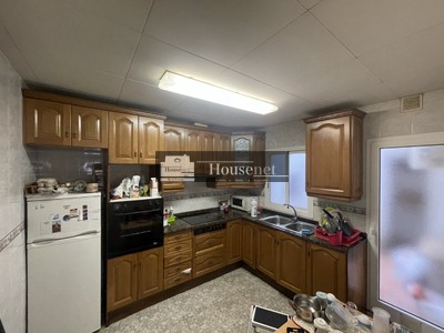 Apartamento en venta en Girona, con 3 dormitorios, 2 baños y aseo