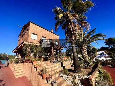 Chalet en venta en Sant Vicenç Dels Horts, con 4 dormitorios, 2 baños, plaza de garaje, trastero y terreno