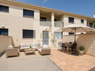 Adosado en venta en Torrenostra, con 3 dormitorios, 2 baños, aseo, plaza de garaje, 2 balcones y terreno