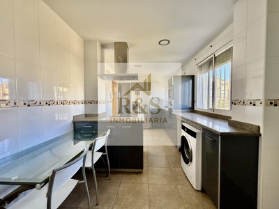 Piso en venta en Torreblanca, con 2 dormitorios, baño, plaza de garaje, trastero y balcón