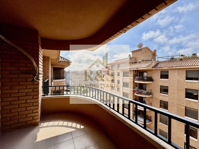 Piso en venta en Castellón De La Plana, con 5 dormitorios, 3 baños, plaza de garaje, trastero, balcón y terraza