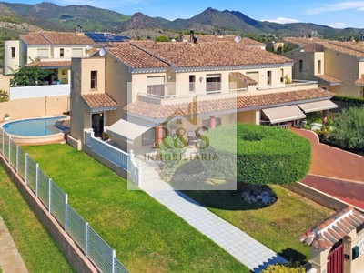 Pareado en venta en Benicasim, con 5 dormitorios, 3 baños, 3 plazas de garaje, trastero y terreno