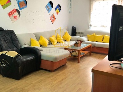 Piso en venta en Barcelona, Les Roquetes, con 3 dormitorios, baño, plaza de garaje y trastero