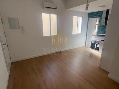 Piso en venta en Barcelona, con 3 dormitorios, baño y balcón