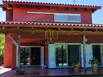 Casa en venta en Barcelona, Olivella, con 5 dormitorios, 3 baños, plaza de garaje, terraza y terreno