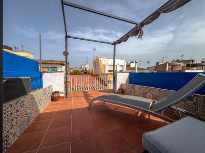 Casa en venta en Vilanova I La Geltru, Centre Vila, con 4 dormitorios, 3 baños, plaza de garaje, trastero, 2 balcones y 3 terrazas