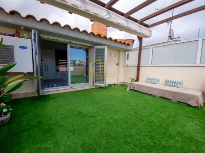 Piso en venta en Barcelona, con 2 dormitorios, baño, plaza de garaje, trastero y terraza