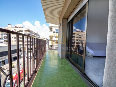 Piso en venta en Vilanova I La Geltru, con 4 dormitorios, baño, aseo y balcón