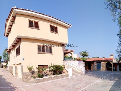 Chalet en venta en San Antonio De Benageber, con 6 dormitorios, 4 baños, 3 plazas de garaje, trastero, balcón, terraza y terreno