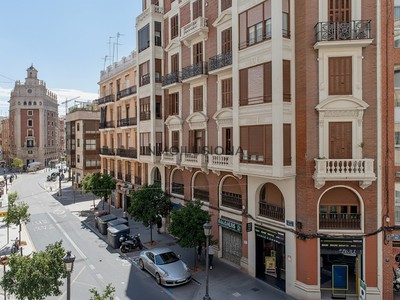 Piso en venta en Valencia, Ensanche, con 3 dormitorios y 2 baños