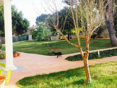 Chalet en venta en Valencia, con 4 dormitorios, 2 baños, 4 plazas de garaje y trastero