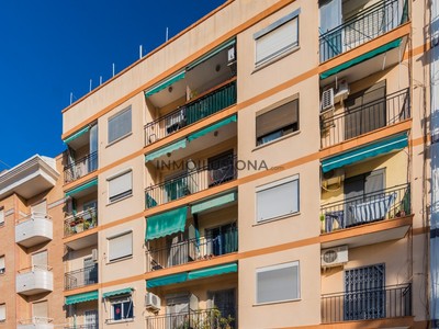 Piso en venta en Paterna, con 3 dormitorios, baño, aseo y balcón