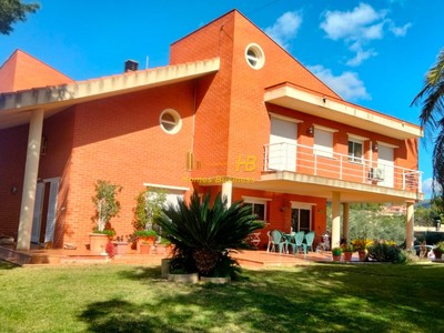 Casa en venta en Tortosa, Sant Josep De La Montaña, con 5 dormitorios, 4 baños, 2 plazas de garaje, trastero, 2 balcones y terreno