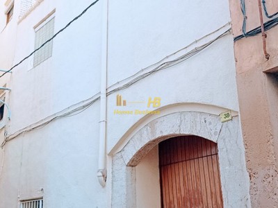 Casa en venta en Tortosa, con 4 dormitorios y 2 baños