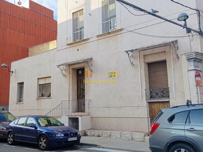 Casa en venta en Tortosa, con 3 dormitorios, 2 baños y 40 terrazas