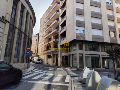 Piso en venta en Tortosa, con 3 dormitorios, 2 baños y balcón