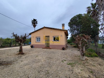 Casa con terreno en venta en Bitem, Centro, con 3 dormitorios, baño y terreno