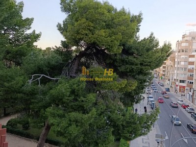 Piso en venta en Tortosa, Centro, con 3 dormitorios, baño, trastero y 3 balcones