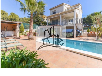 Casa en alquiler vacacional en Calafell, con 5 dormitorios, 4 baños, aseo, plaza de garaje, balcón, 2 terrazas y terreno