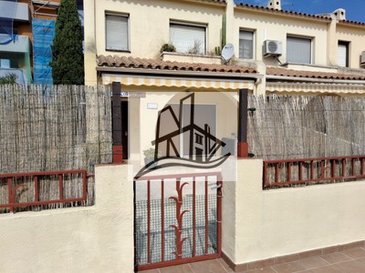 Adosado en alquiler en Calafell, con 3 dormitorios, 2 baños, aseo, plaza de garaje, trastero y 2 terrazas