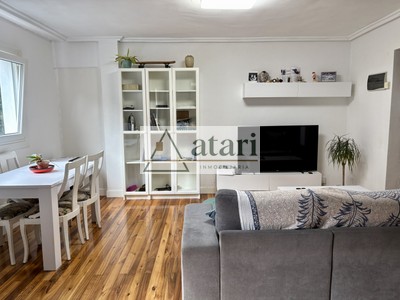 Piso en venta en Deba, con 2 dormitorios, baño y balcón