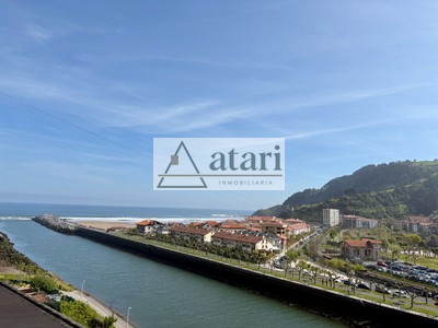 Piso en venta en Mutriku, con 3 dormitorios, baño y trastero