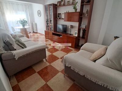 Piso en venta en Cuenca, con 3 dormitorios, baño y terraza