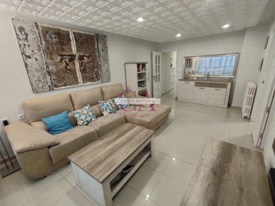 Piso en venta en Cuenca, Centro, con 3 dormitorios, baño y terraza