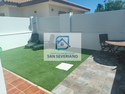 Bungalow en alquiler temporal en Chiclana De La Frontera, con 1 dormitorio, baño, plaza de garaje y terreno