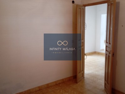Casa en venta en Malaga, con 4 dormitorios, 2 baños y balcón