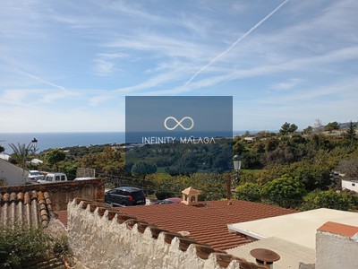 Casa en venta en Malaga, con 4 dormitorios, baño, trastero y terraza