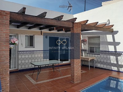 Casa en venta en Nerja, con 4 dormitorios, 2 baños, trastero y terraza