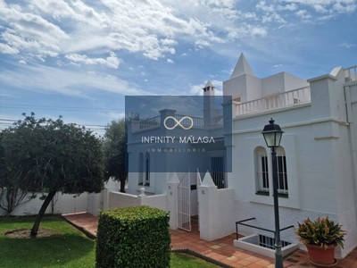 Casa en venta en Nerja, con 4 dormitorios, 4 baños, plaza de garaje, trastero y 7 terrazas