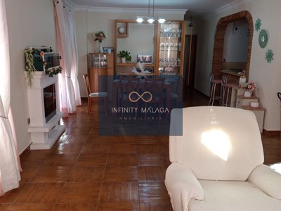 Piso en venta en Alhaurin El Grande, con 3 dormitorios, 2 baños y 6 balcones