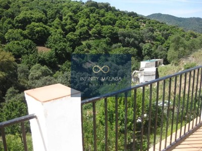 Casa en venta en Farajan, con 4 dormitorios, 2 baños, terraza y terreno