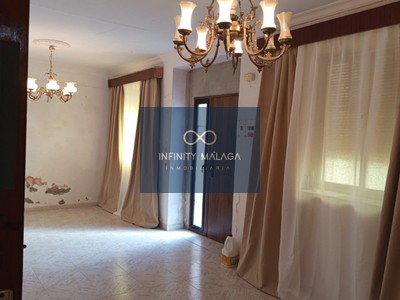 Casa en venta en Alora, con 4 dormitorios, baño y trastero