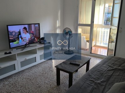 Piso en venta en Malaga, con 3 dormitorios, baño, plaza de garaje y terraza