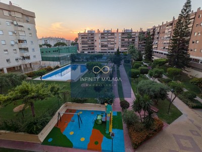 Piso en venta en Malaga, con 4 dormitorios, 2 baños, plaza de garaje, trastero y terraza