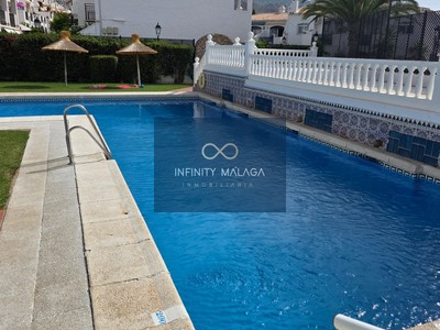 Piso en venta en Nerja, Nerja, con 2 dormitorios, baño, aseo, 2 balcones y terraza